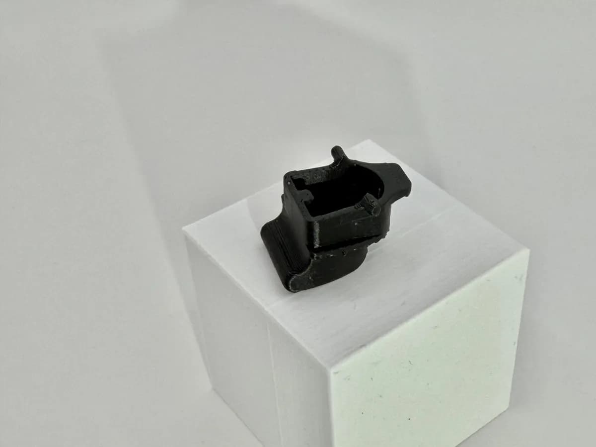 Vue rapprochée du bouton de commande vitre arrière Alfa Romeo 159