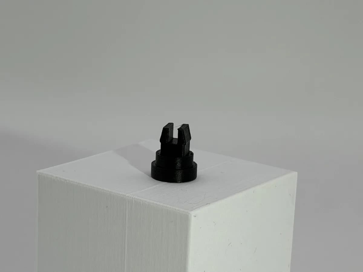 Clip de coffre Renault en plastique noir