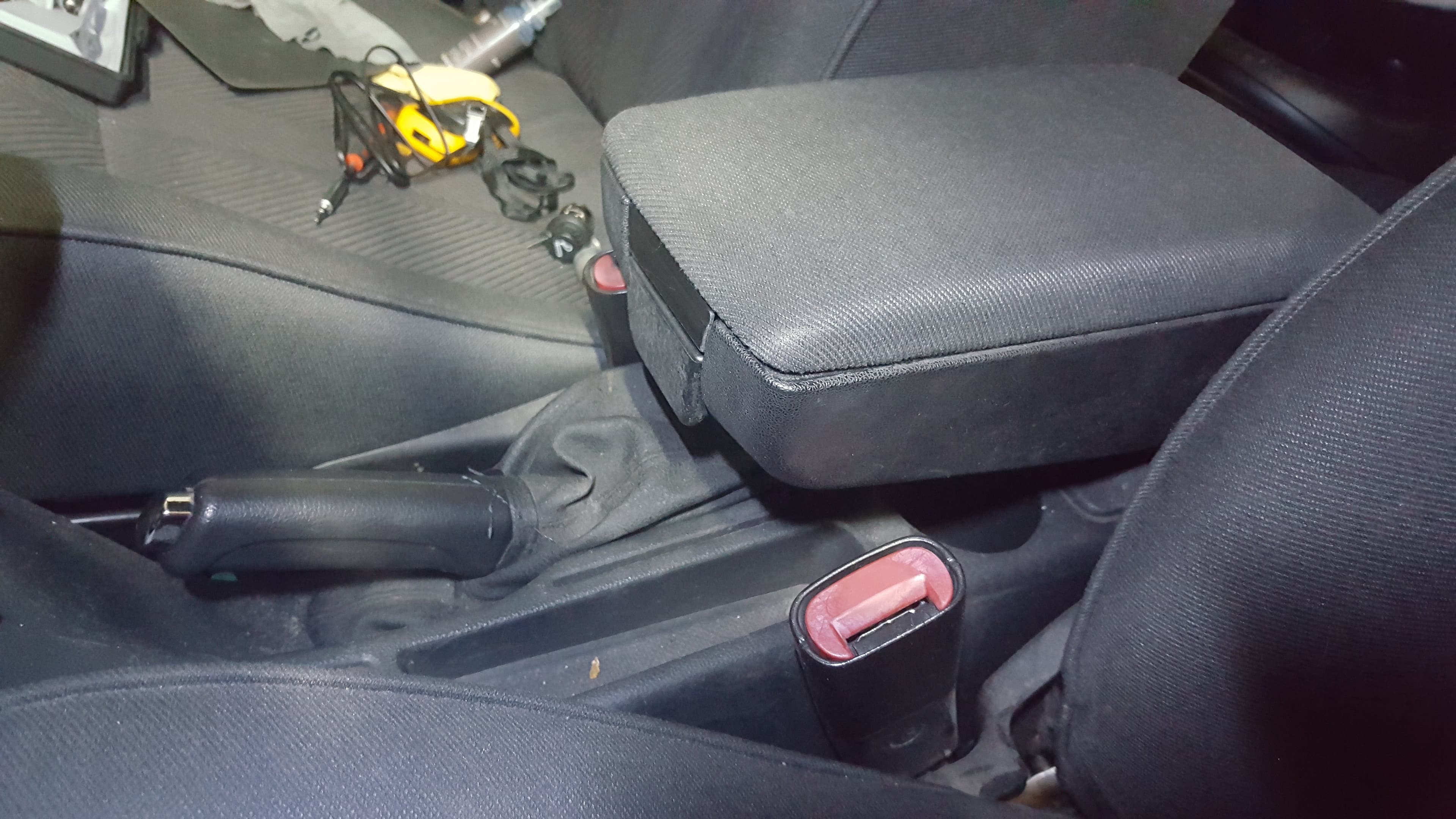Vue latérale du bouton d'accoudoir Alfa Romeo 147